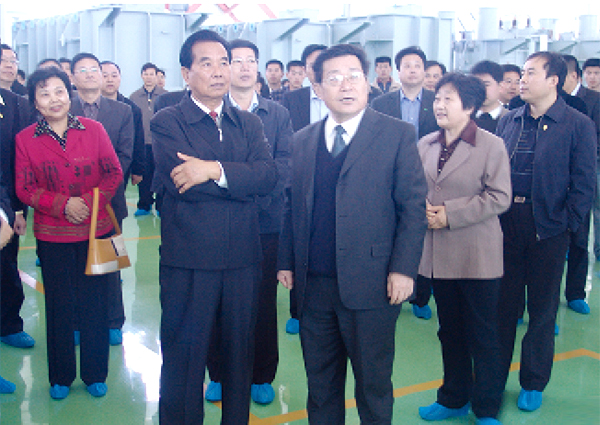 时任中 央政治局常委、中 央纪委书记吴官正(前排左一)来企业视察